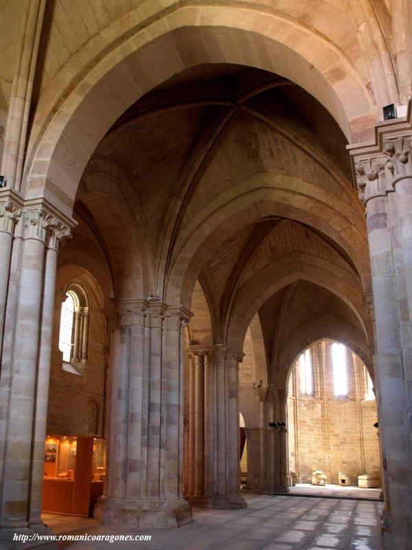 NAVE CENTRAL HACIA LA CABECERA